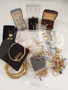 lot 197W image: Mixed Jewelry Lot Necklaces, Earrings, Bracelets & Pendants