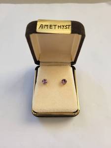 lot 84W image: 14k Gold Amethyst Earrings, 0.67 Grams