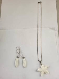 lot 97W image: Sterling Silver Mother of Pearl Shell Necklace and Earrings Set, 18 Inches