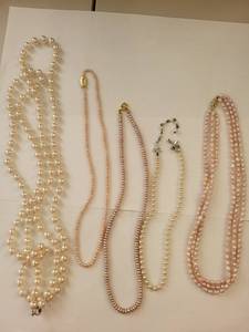 lot 154W image: Cultured Freshwater Pearl Jewelry Lot - Necklaces, Bracelets, Earrings
