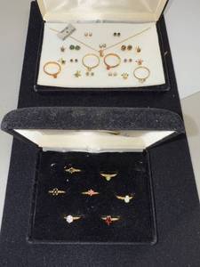 lot 206W image: Jewelry Set with Rings, Earrings, and Pendant in Display Cases