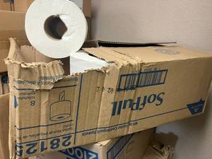 lot 13 image: Centerpull Paper Towels