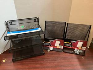 lot 104 image: Mesh Desk Accessories