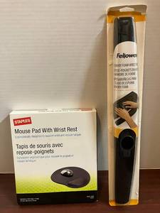 lot 123 image: Foam Mouse Pad and Keyboard Wrist Rest