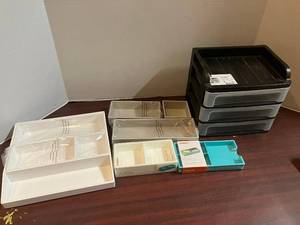 lot 31 image: Small Desktop Accessories