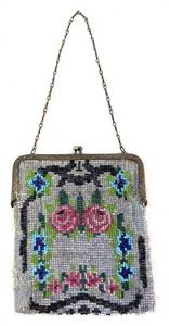 lot 40 image: Vintage Mini Beaded Purse & Chain With Floral Pattern