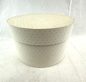 lot 69 image: Small Cream Round Hat Box With Lift-Off Lid
