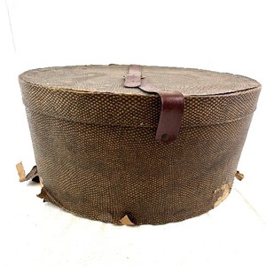 lot 73 image: Vintage Round Hatbox With Textured Brown Cover