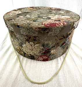 lot 79 image: Floral Round Hatbox & Rope Handle