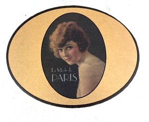 lot 82 image: La Mode De Paris Oval Hat Box