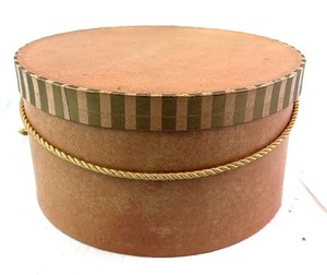 lot 89 image: Vintage Round Hat Box With Striped Rim & Rope Handle