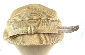 lot 104 image: Beige Straw Sun Hat & Feather Accent