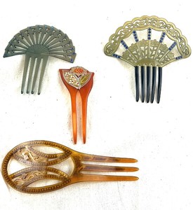 lot 209 image: Four-Piece Vintage Hair Comb Set