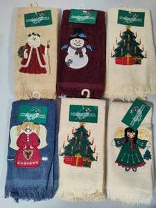 lot 18 image: Holiday Tip Towels New wTags