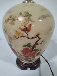 lot 82 image: Asian Hand Painted Ginger Jar Lamp
