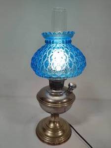 lot 94 image: Vintage Lamp