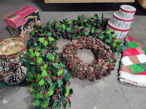 lot 97 image: ChristmasHoliday Decor