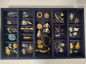 lot 102 image: Lot of Assorted Jewelry & Felt Jewelry Drawer