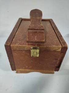 lot 121 image: Vintage Shoe Shine Kit