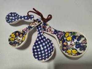 lot 147 image: Porcelain Measuring Spoons