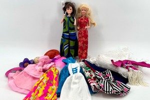 lot 29 image: Barbie Doll Lot & Wardrobe Accessories