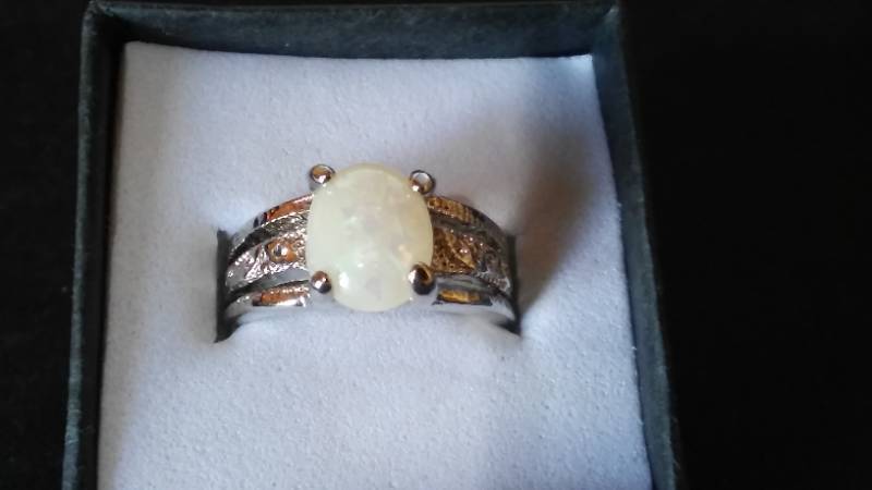 lot 290 image: Opal Gemstone Ring.