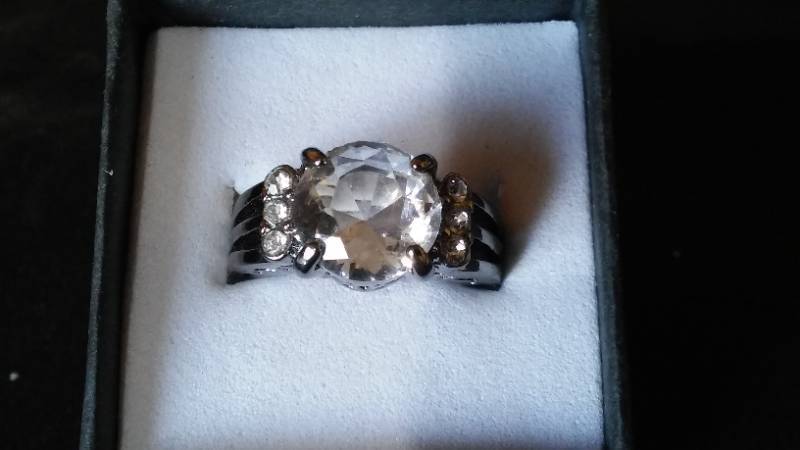 lot 293 image: Clear Gemstone Ring.