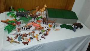 lot 194 image: Play Animals and Barn