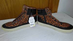 lot 230 image: NEW Womens Walking Boot (Size 9).