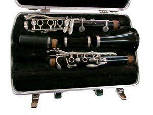 lot 27 image: Bundy Resonite Clarinet with Case