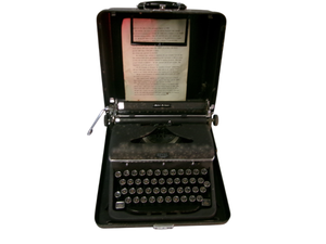 lot 73 image: Vintage Royal Quiet Deluxe Typewriter with Case