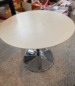 lot 9 image: Modern Round Dining Table with 4 Black Chairs