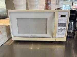 lot 151 image: Emerson 1000 Watt Microwave Oven with Glass Turntable