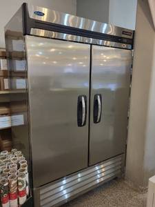lot 20 image: AdvantEDGE R49-S Commercial Double Door Reach-In Refrigerator - Working Condition