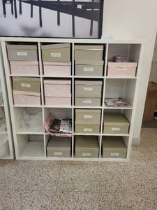 lot 22 image: White Cubby Storage Shelf with 16 Compartments