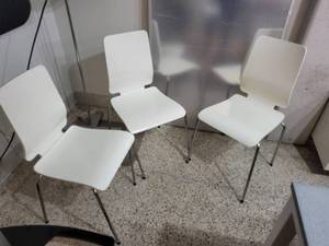 lot 51 image: Set of 4 White Modern Stacking Chairs with Metal Legs