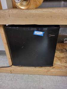 lot 70 image: Midea Compact Mini Refrigerator Black