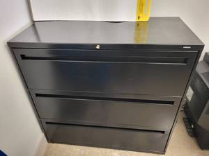 lot 88 image: Steelcase 3-Drawer Lateral File Cabinet with Lock