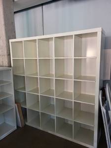 lot 100 image: White 5x5 Cube Storage Shelf Unit