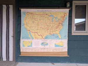 lot 6 image: Denoyer-Geppert Beginners Series United States Pull-Down Map