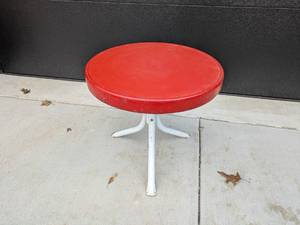 lot 14 image: Vintage Arvin Round Metal Table with Red Top