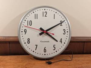 lot 20 image: Vintage Cincinnati Electric Wall Clock Made in USA