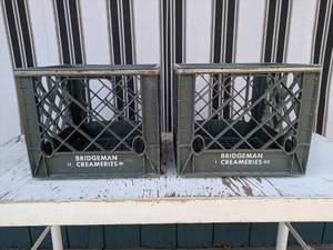 lot 34 image: Set of 2 Bridgeman Creameries Vintage Plastic Milk Crates