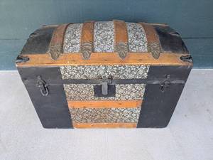 lot 41 image: Antique Rounded Top Steamer Trunk with Wood and Metal Accents