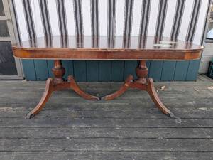 lot 49 image: Vintage Extendable Dining Room Table with 2 Leaves