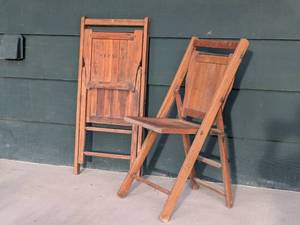 lot 56 image: Set of 2 Vintage Folding Oak Chairs
