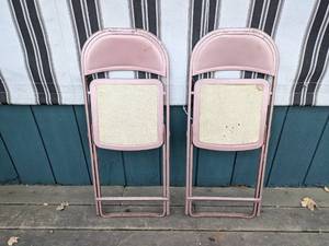 lot 58 image: Pair of Vintage Hampden Metal Folding Chairs