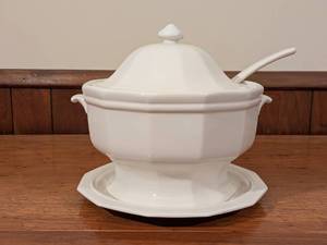 lot 84 image: Pfaltzgraff Classic White 4-Piece Soup Tureen Set