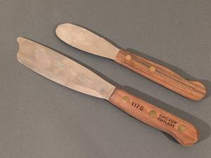 lot 85 image: Set of 2 Chicago Cutlery Spreaders with Wooden Handles