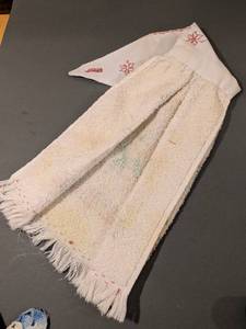 lot 113 image: Vintage Kitchenware Collection with Jello Mold, Crochet Decor, and Accessories